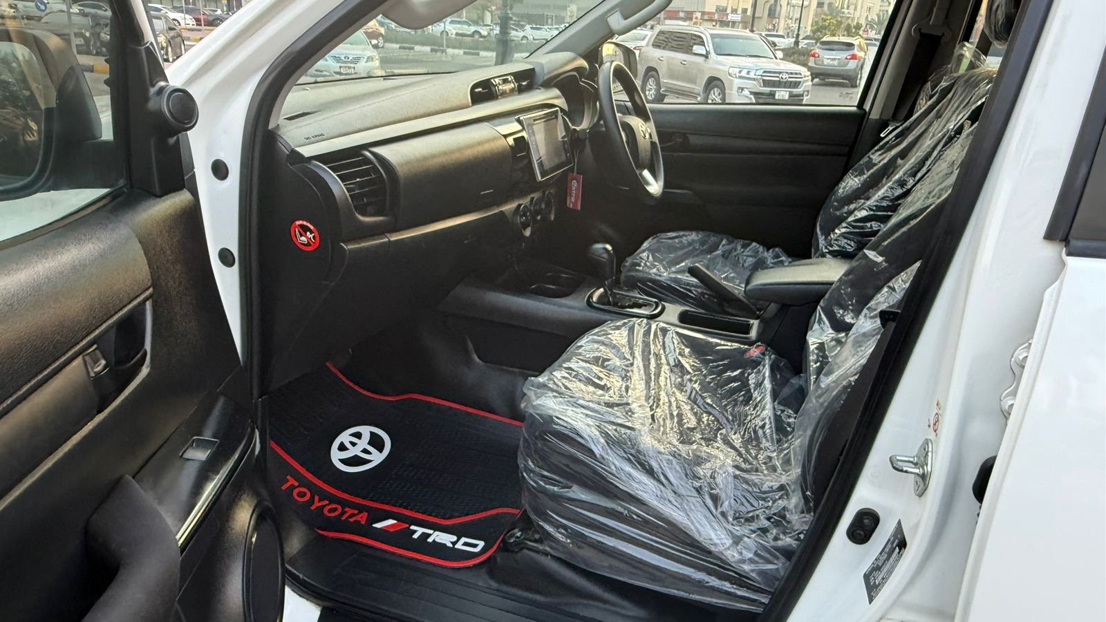 Toyota Hilux SR5 2018 White image